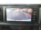 バックカメラが付いているので後方確認が非常にしやすいです。今や運転初心者も熟練者も必須装備!ついていて損はないですね♪