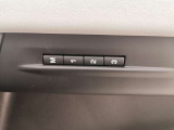 【メモリー機能付き電動シート】3パターンまでシートの位置を記憶させることができます。これで家族間でもスイッチ一つで自身の椅子の位置にセットできます。
