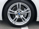 BMW純正18インチホイール。洗練されたデザインで、足元の個性を引き立てます。