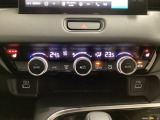 オートエアコンがついてます。左右独立で温度設定のできるデュアルオートエアコンです。パネル内のシートヒータースイッチは前席の左右別々に3段階で温度設定ができます。