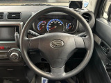 インテリアに合わせたデザインのステアリングは、運転される方のことも考え、運転しやすい形状、大きさです。是非一度、実際に触ってお確かめください。