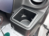 【ドリンクホルダー】運転席の手元にドリンクホルダーを配置しております☆