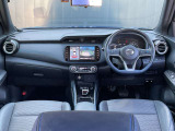 運転席周りになります。内装色はブラックです。