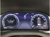 とっても見やすいメーターです。夜間時はラグジュアリーな気分にさせてくれる照明が魅力ですので、夜のドライブも楽しみになりますよ♪