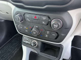 運転席・助手席の温度調節を個々に設定できるデュアルゾーンオートエアコンを装備しております。