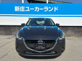 MAZDAらしい凛とした表情。滑らかなヘッドライトがあなたのドライブを優しくリードしてくれます。The MAZDA-like dignified look. Smooth headlights gently lead your drive.