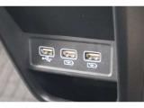 USBオーディオ用ソケットがついていますので携帯電話などを接続すれば音楽等の再生が可能です!充電用ソケットもございます!