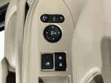 狭い駐車場で便利な電動格納ドアミラーが付いています。