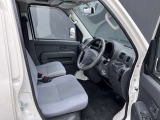 足元が広々とした運転席まわり。視界も良好で運転しやすいです。