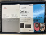 スマートキーは鍵をバッグに入れたままでもドアロックの開閉やエンジンのON・OFFができます。夜間や雨の日も鍵を探さなくて良いので便利です。
