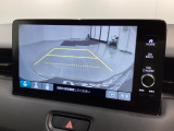 リバースギアに入れるだけで後方の表示へ切り替わります。夜間や雨の日の駐車も楽になりますよ。