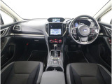 ■視界良好で運転しやすいコックピットです。シンプルで操作性の良いインパネ回りにデザインされ、SUBARUは安全性能に徹底的にまでこだわった視界設計を行っています。