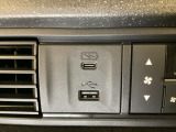 エアコン操作パネルの左側に、スマートフォンなどの充電可能なUSB端子と、音源などの外部入力の可能なUSB端子がついています。移動中に充電もできるので便利です。