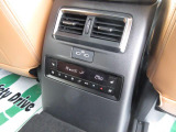 後席用のフルオートエアコンです。
