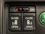 【両側パワースライドドア】両側がパワースライドドアになっており、運転席のスイッチやスマートキーでも開閉が可能です!開口部も広いので乗り降りも楽々♪
