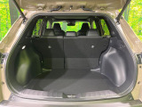 【パワーバックドア】スマートキーや運転席のボタンを押すだけでリアゲートが自動で開閉します!荷物を持っている時や、高い位置にあるバックドアを閉める際に便利な機能です♪