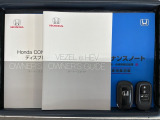 スマートキーは鍵をバッグに入れたままでもドアロックの開閉やエンジンのON・OFFができます。夜間や雨の日も鍵を探さなくて良いので便利です。