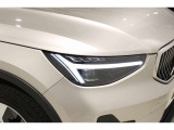 現代ボルボを象徴するフルLEDトールハンマー型ヘッドライトはデイタイムライト(昼間時常時点灯)の役割を果たします。