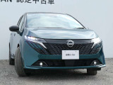 アダプティブLEDヘッドライト。フロントカメラで前方の状況を検知し対向車や先行車に眩しい思いをさせることなく必要なところだけを遠くまで照射します。