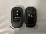 スマートキーを装備しています。鍵を差し込むことなくドアロックの開け閉めと、スタートボタン操作でのエンジンスタートができます。ボタン操作でトランクが開けられる電動テールゲートのボタンもついています。