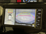 パノラミックビューモニターシステムが付いているので車の上から見た映像が確認できますよ。 一目で車両周辺の情報を確認できますが、直接安全をご確認下さい。