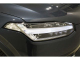 一際印象的なT字型のLEDヘッドライトはステアリング操作と連動しており、またアクティブ杯ビーム機能も備えています。