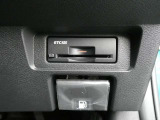 純正ETC2.0付 料金所もスムーズに通れ、割引料金の適用もあります。ビルトインできれいに収まっており、見た目もスマートです。