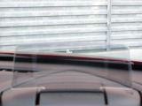 運転視界の遠方上方に虚像を投影することで前を見ながら情報の視認ができます。本当にドライバーが必要な情報を適切に伝え、楽しんで頂くことを考えた新世代装備です。※虚像は1.5m前方に浮かぶイメージです。