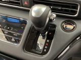 CVT車のセレクトレバーです。低速から高速まで、変速ショックのないスムーズな走りを実現するとともに、エンジン効率のよい領域を維持することで燃費にも貢献します。
