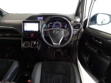 ウッド調と革巻きステアリングで快適な操作性の運転席です。