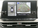 全周囲カメラで、クルマを上空から見下ろしているかのような映像を映し出します。周囲の状況がひと目でわかります!
