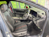 運転席まわりには十分なスペースがあり、大柄な方でもゆったり運転していただける環境です。