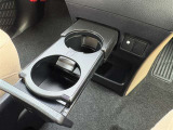 運転席・助手席間にカップホルダーあります♪