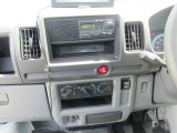 オーディオは純正FM/AMラジオです。2WD/4WDの切り替えはエアコン操作パネル右側のスイッチで行います