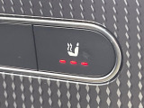 ●フロントシートヒーティング:運転席・助手席共に三段階で調節が可能なシートヒーターを装備しております。季節を問わず快適にご使用いただけます。