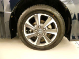 スポーティな印象を与える純正ホイールです。どこまでも走っていきたくなるようなデザインですね♪