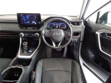 革巻きステアリングで快適な操作性の運転席です。