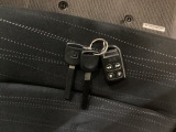 キーレスエントリー付。ボタンを押すだけでドアロックの開閉がラクラク出来ます。欠かせないアイテムですね。