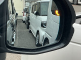 ブラインドスポットインフォメーションは走行中、斜め後ろに車両を感知すると、ドアミラー上のマークを点灯してお知らせします