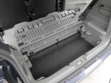 デッキボード下にも収納スペース。デッキボードを下げて置けば天井までの高さが増して背の高い荷物が積みやすいです。