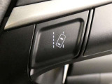 レーンディパーチャーアラートとは車線または走路からの逸脱の可能性を警告すると共に、車線または走路からの逸脱を避けるためのハンドル操作の一部を支援する機能です。詳細は販売店スタッフまでおたずねください。