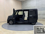 ウェルカム機能付き電動スライドドア。降車時に設定しておけば近づくだけでドアが自動でオープン!とても便利な機能です☆☆