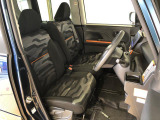 運転席の座面高さを調整できるシートリフターが付いています。フロントシートはベンチシートを採用で、座面も広く使い勝手もいいですよ♪