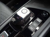 信号待ちなどでブレーキペダルを踏んで停車した後、ブレーキペダルから足を離しても車がそのまま停止状態を維持できる機能です。