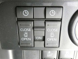 電動スライドドアのスイッチで車内からもスライドドアの開閉ができます。イージークローザー機能で半ドアになることも防止してくれます。