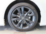 純正のアルミホイール装着車です。タイヤサイズは215/45R17です。