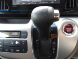 足元スッキリ!インパネシフトです。使い勝手も良いです!!
