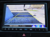 リアワイドカメラシステム!従来の視野に加えて、後方側方を約180&deg;まで見えるワイドビューと、後方を真上から見たような視野で駐車時などに便利なトップダウンビューの3つの視野があります!