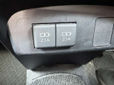 各種機能のボタンがあります。もちろん運転席からの操作も可能。スマートに使いこなしてください。