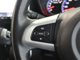 ステアリングスイッチ付き。前方から目を離すことなく操作することが可能です。